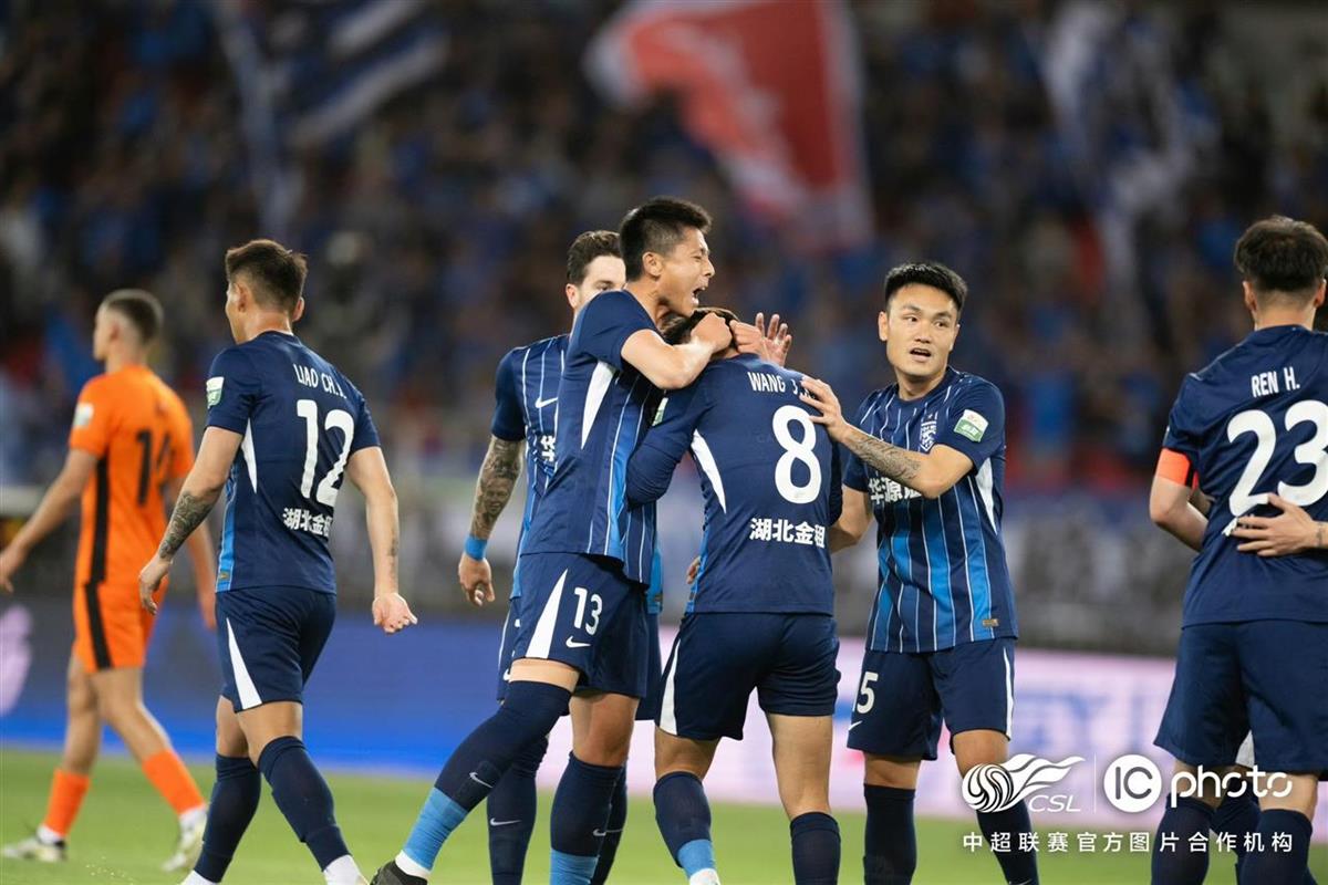 包含加时末段武汉三镇队长鼓劲——中超节点到来，态度坚定，年轻球员得到机会的词条