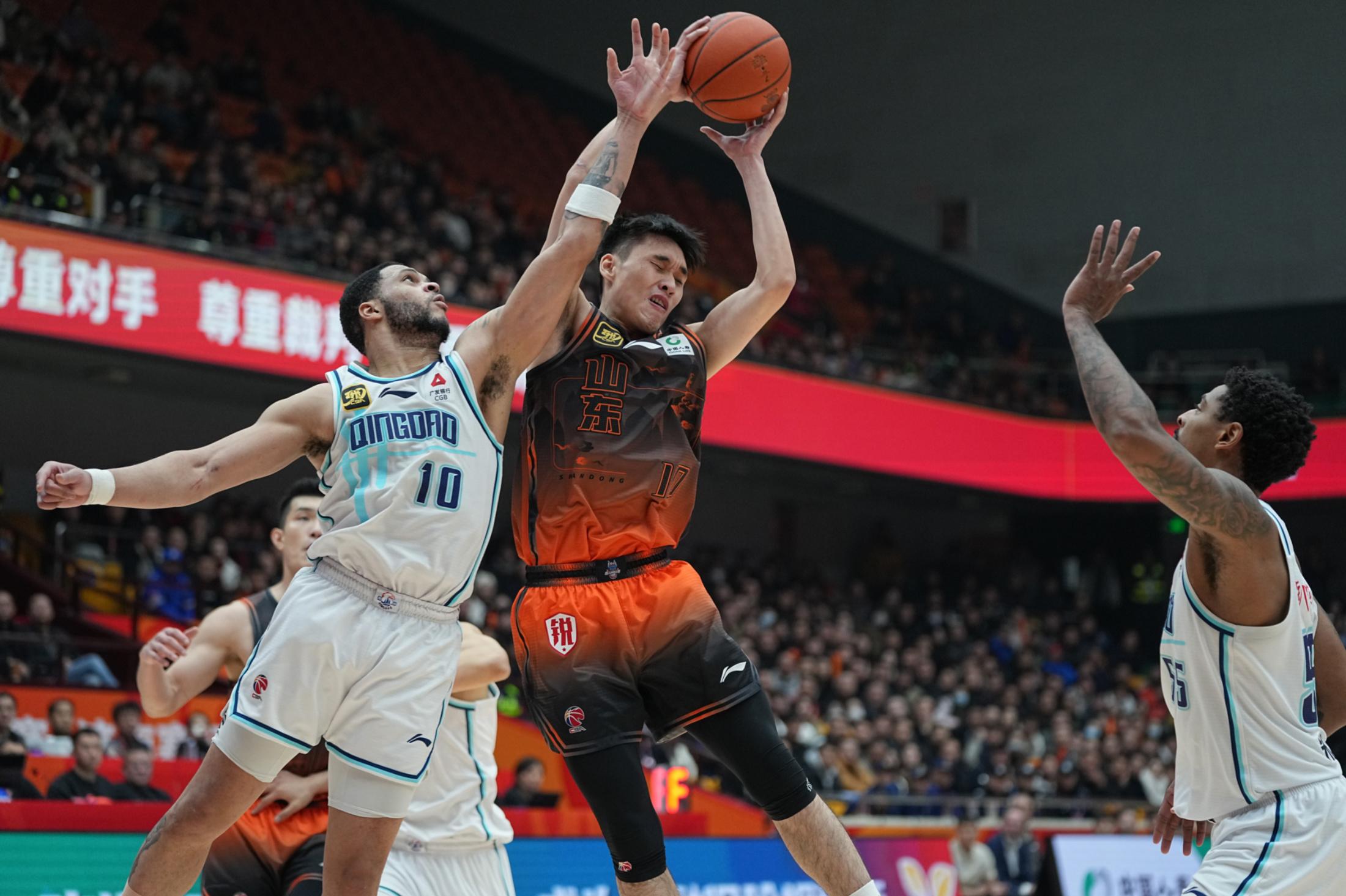 关于圣安东尼奥马刺发布备战花絮；今晚单刀错失；CBA常规赛任务艰巨；更衣室氛围转暖的信息